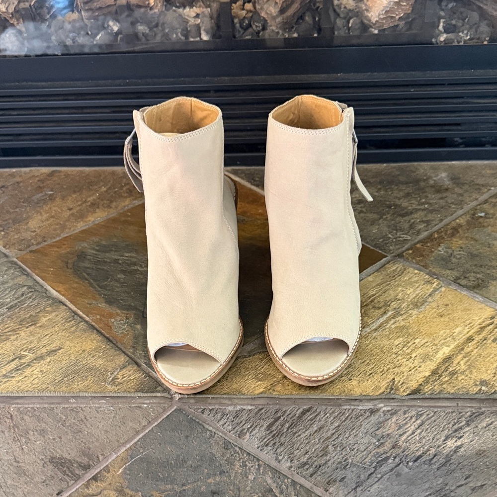 Lucky Brand Women's Beige Open-Toe Suede Mules